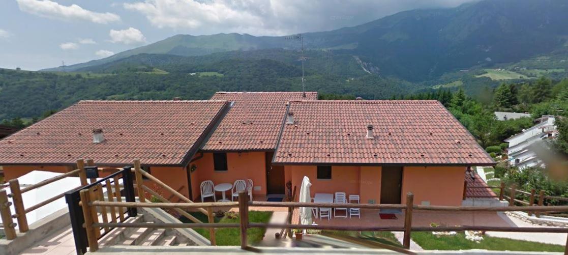 Casa Vacanze Rosalba Ferrara di Monte Baldo المظهر الخارجي الصورة