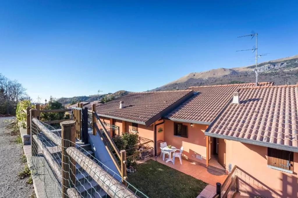 Casa Vacanze Rosalba Ferrara di Monte Baldo المظهر الخارجي الصورة